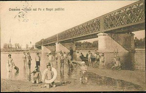 Fig. 3 – Bagni pubblici al Po con guardiano in divisa (1920)